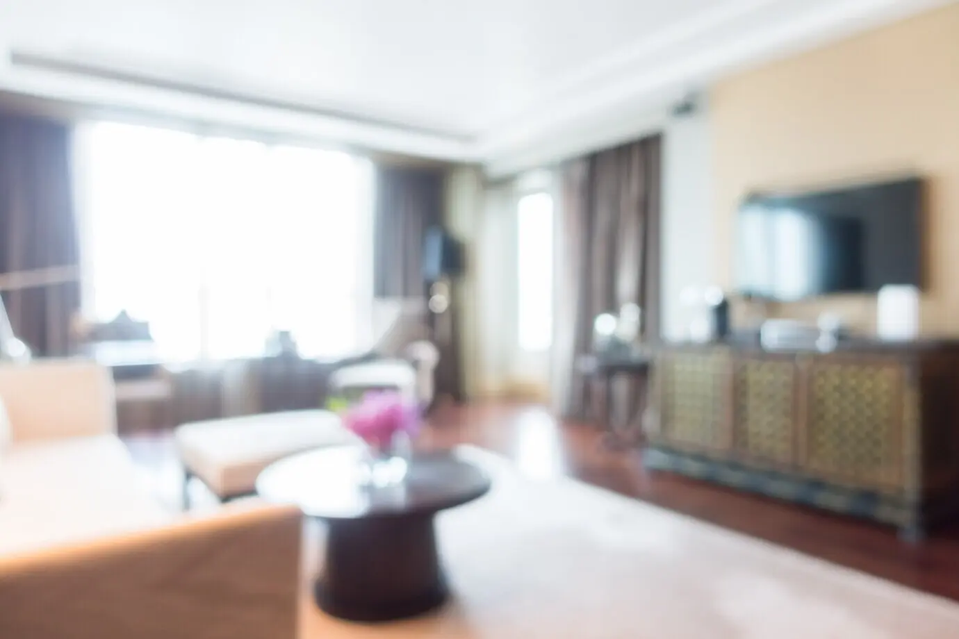 Aufgeräumtes Wohnzimmer mit einem großen Fernseher.